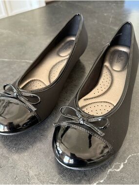 Abella Black Ballet Flats with Patent Cap Toe and Bow Size 9